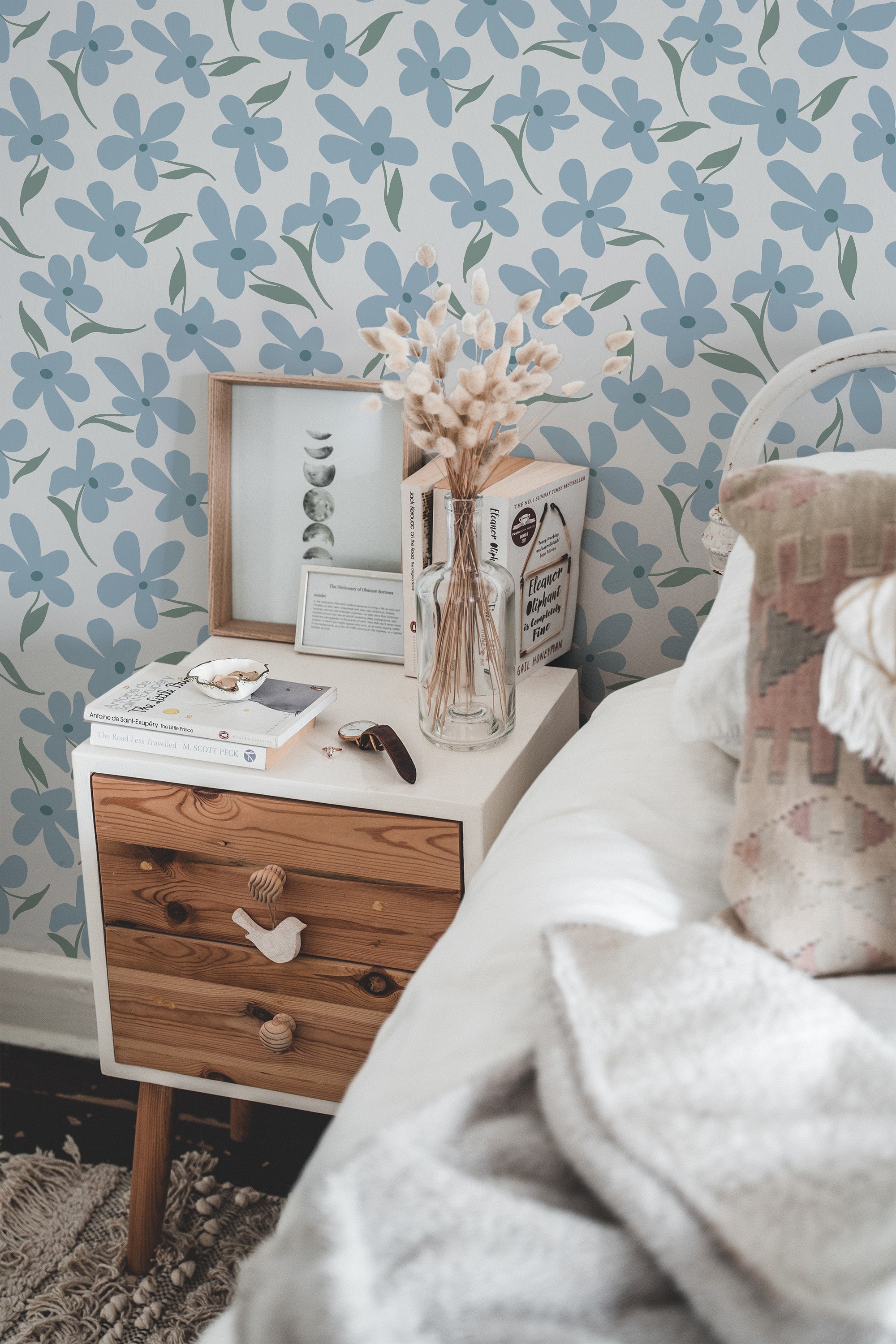 Self-adhesive wallpaper with blue flowers set against a white background, complemented by subtle green leaves. The floral pattern brings a fresh and calming vibe to the room.