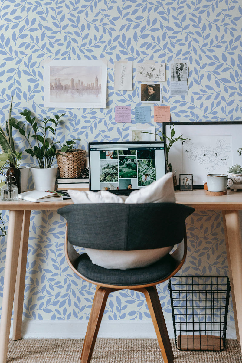 Self-adhesive wallpaper with a coastal branch design in soft blue tones, adorned with delicate, overlapping leaf motifs, creating a calm and natural ambiance in the room.